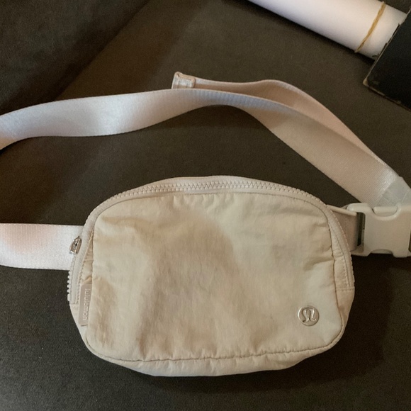 Lululemon Everywhere Bag Crossbody Off White Cream - Picture 6 of 15